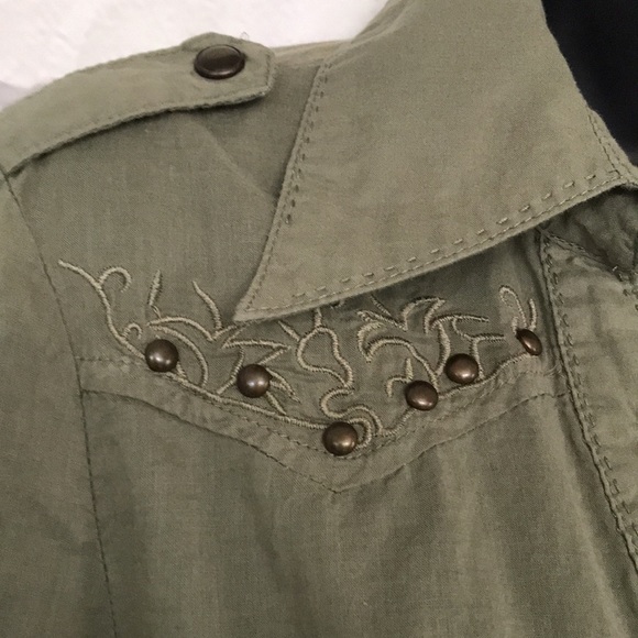 Women’s Do & Be army green, pearl button top - Picture 2 of 7